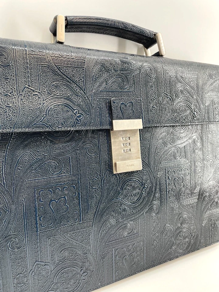 Auténtico maletín bolso de negocios Prada en relieve azul marino Foto 2 de 4