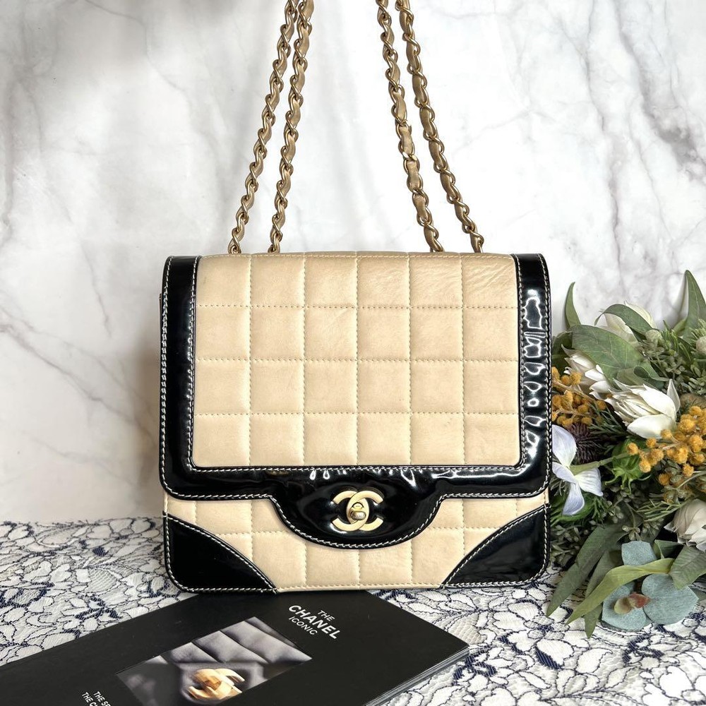 CHANEL Turnlock Bicolor Chain Shoulder Bag Beige Black Patent Lambskin Auth A