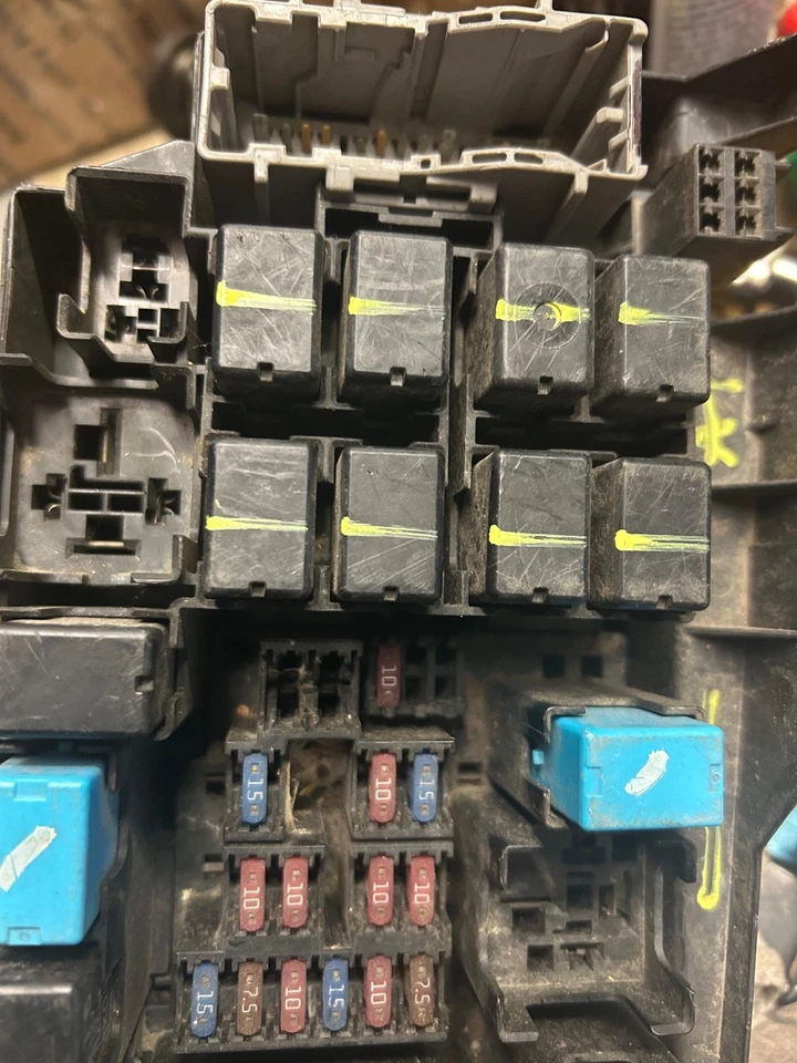 MAZDA 6 2003-2005 2,3 L CAJA DE FUSIBLES AUTOMÁTICA RELÉ DEBAJO DEL CAPÓ OEM Foto 3 de 4