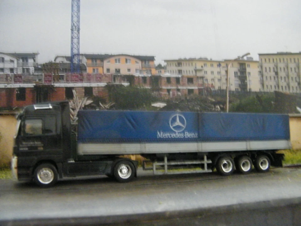 Mercedes Actros - 1:87 Herpa - rimorchio 3 assi, sporcato patinato elaborato - Immagine 2 di 4