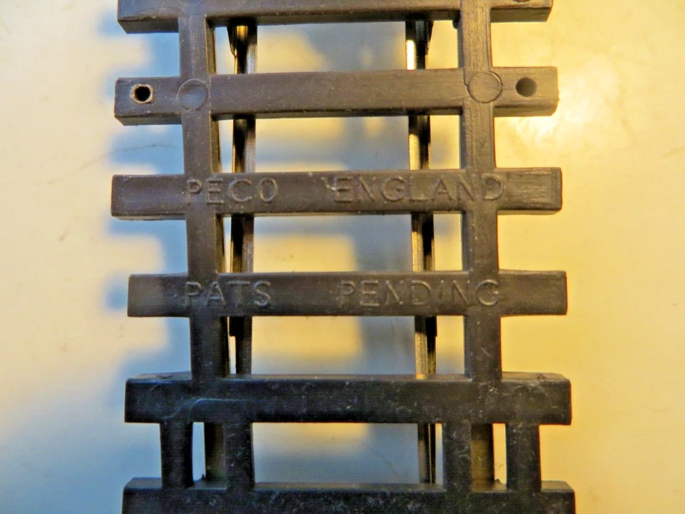 PECO Spur H0 Code 55 schlanke Weiche rechts 10° mit Unterflurantrieb geprüft - Bild 3 von 3