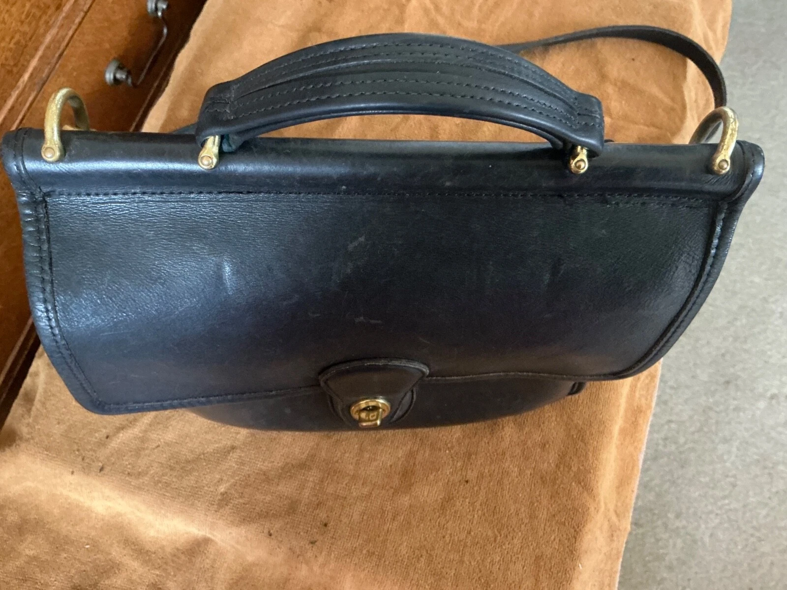 Borsa vintage Coach assistente di volo in pelle nera con cartellino da appendere timbrata all'interno.