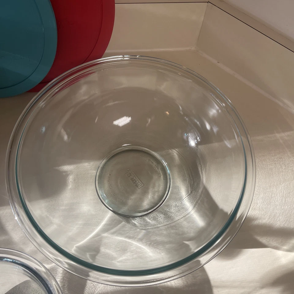 NEW Pyrex 3 Piece Mixing Bowl Set 1qt 2.5qt And 4qt With Lids New without Box - Image 4 of 4