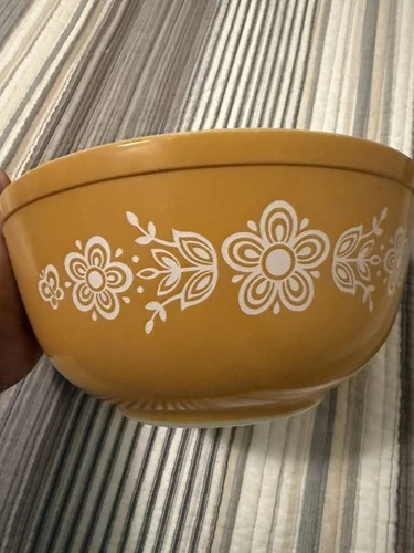 Vintage MCM Pyrex Butterfly Gold Mixing Bowl #403 Yellow -White Flowers 2.5 QT