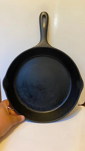 Unmarked No. 8 Cast Iron Skillet Double Pouring Spouts Wagner Lodge Blacklock