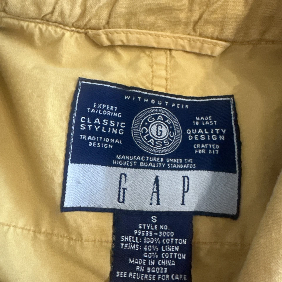 Chaqueta utilitaria ligera pequeña Gap para hombre de colección botón amarillo botón cremallera botón Foto 2 de 4
