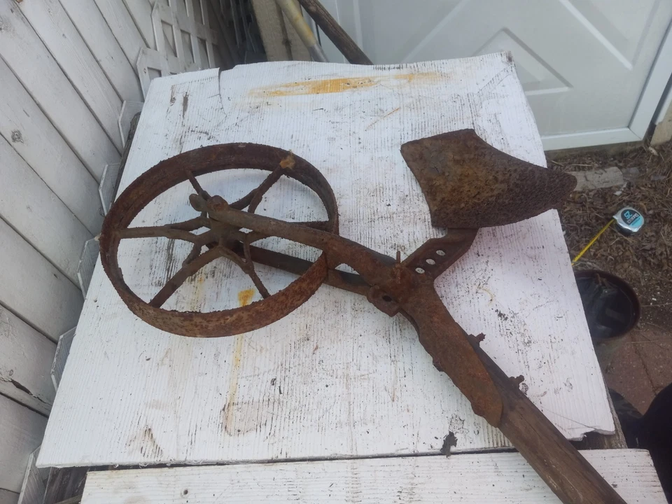  Antique  12" FORGED IRON FARM WHEEL & HOE On 5.5' Long Wood Bar 15" Handle - Image 4 of 4