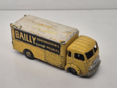 Voiture camion dinky toys simca cargo 33