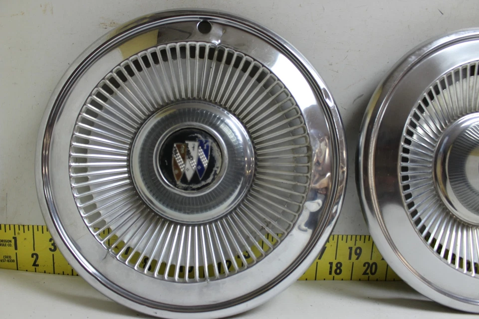 Conjunto de tampas de cubo GM usadas OEM 14" 1246063 1974-1975 Buick Apollo Skylark (4323) - Imagem 2 de 4