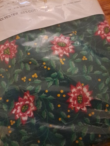 NEW Vintage Christmas Tablecloth Holly Floral Oblong NOS Festive Retro 60x90 - Picture 2 of 3