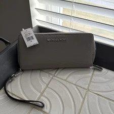 $198 NEW! MICHAEL KORS JET SET CONTINENTAL WALLET/WRISTLET PEARL GREY NEW!!