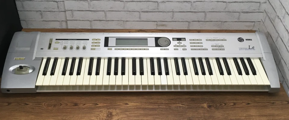 Korg Triton Le 61 Tasten Keyboard Synthesizer Music Le61 Silver w/ Adapter - Image 2 of 4