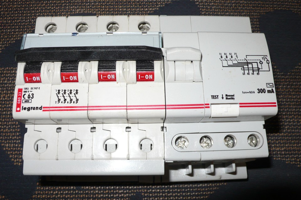 400405 Répartiteur Modulaire à Barreaux étagés Tétrapolaire 100A 6 Departs 4 Modules
