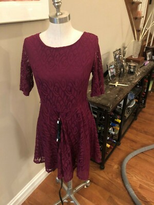 Ladies  sz large dress in Maroon lace & 1/2 sleeves w/ belt by IZ Byer. NEW!