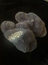 Express Women s Flat Heel Slide Slippers Faux Fur Gray With Shiny Clip Size S
