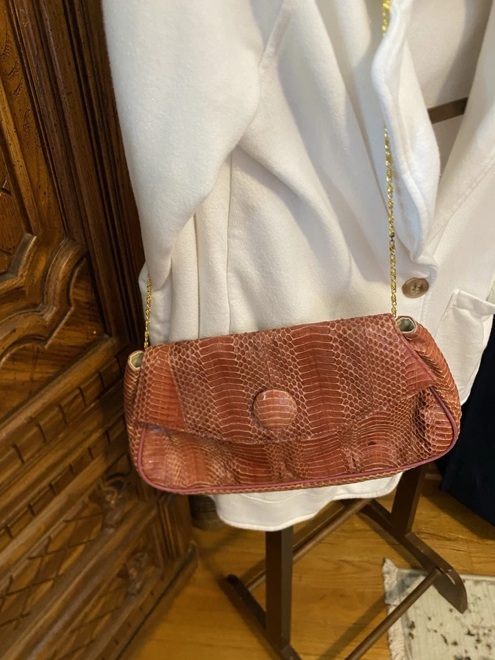 Bolso sin asas/cartera vintage de piel de serpiente rosa salmón años 80 elegante correa de cadena dorada Foto 2 de 4
