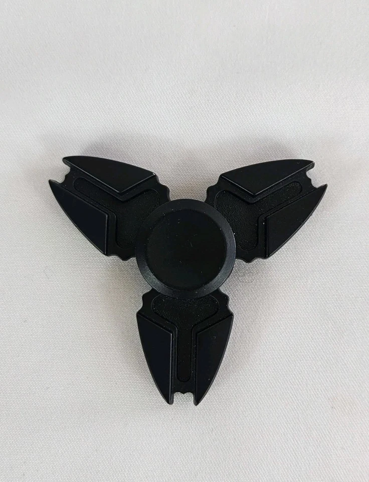 Tri-Wing Fidget Spinner de Metal Negro - Giro Suave, Diseño Duradero con Estuche Foto 3 de 4