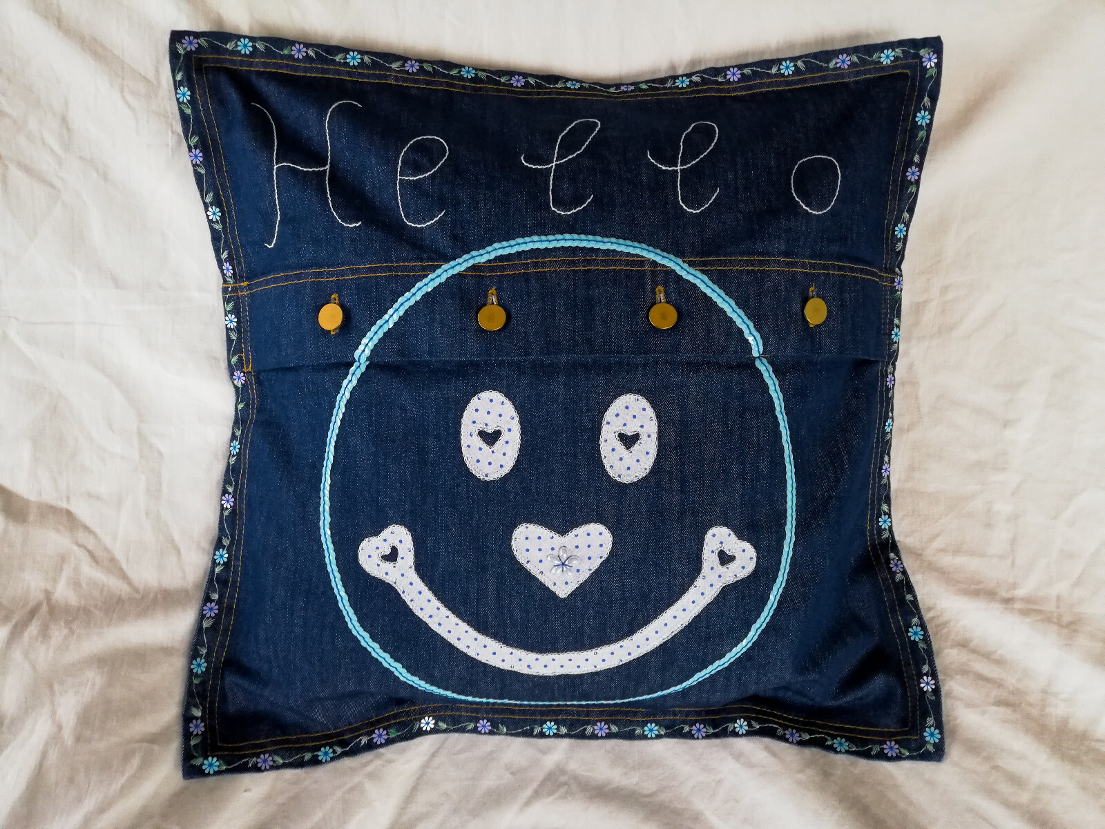 Hello Smile Jeans Kissen beidseitig handbestickt 50x50cm Pillow Couchkissen