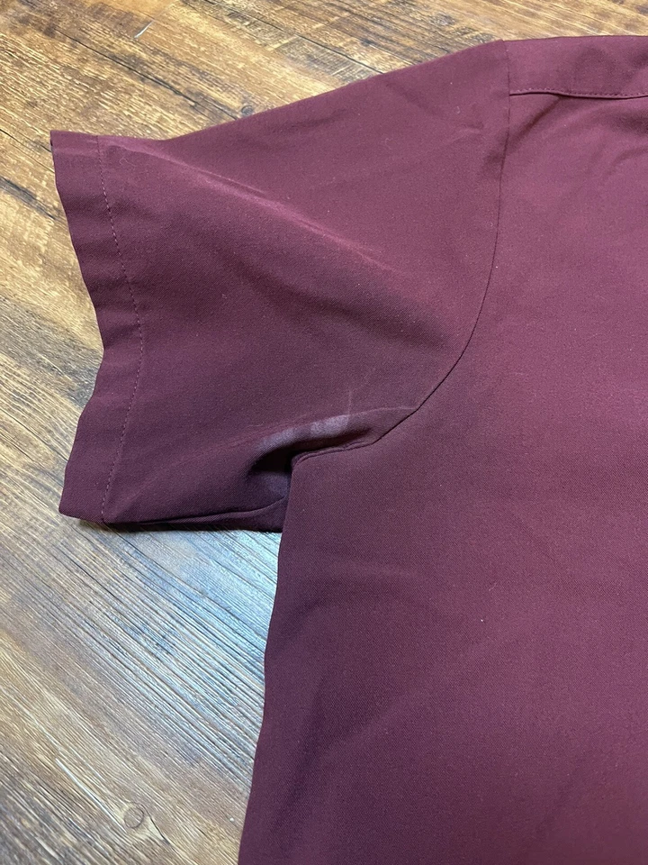 Conjunto Granate Colección Técnica Figs Camisa Cuello en V Pantalones Jogger Foto 4 de 4