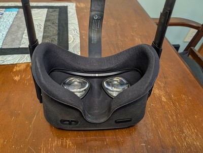 Meta Oculus Quest 128GB VR Headset - With controllers, box and carrying case