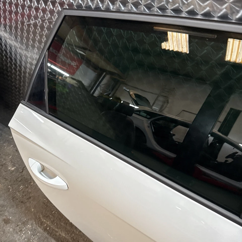 Panel de puerta de conductor trasero Seat Leon FR Estate MK3 2013-2017 5F en blanco Foto 4 de 4