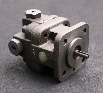 Eckerle gear feed pump IPL3-2.8-2 volume flow 2.8 cm³/rev. Flange 81x77mm