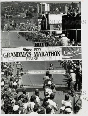 1983 Press Photo Jenny Spangler crossing finish line in Grandma's Marathon, MN