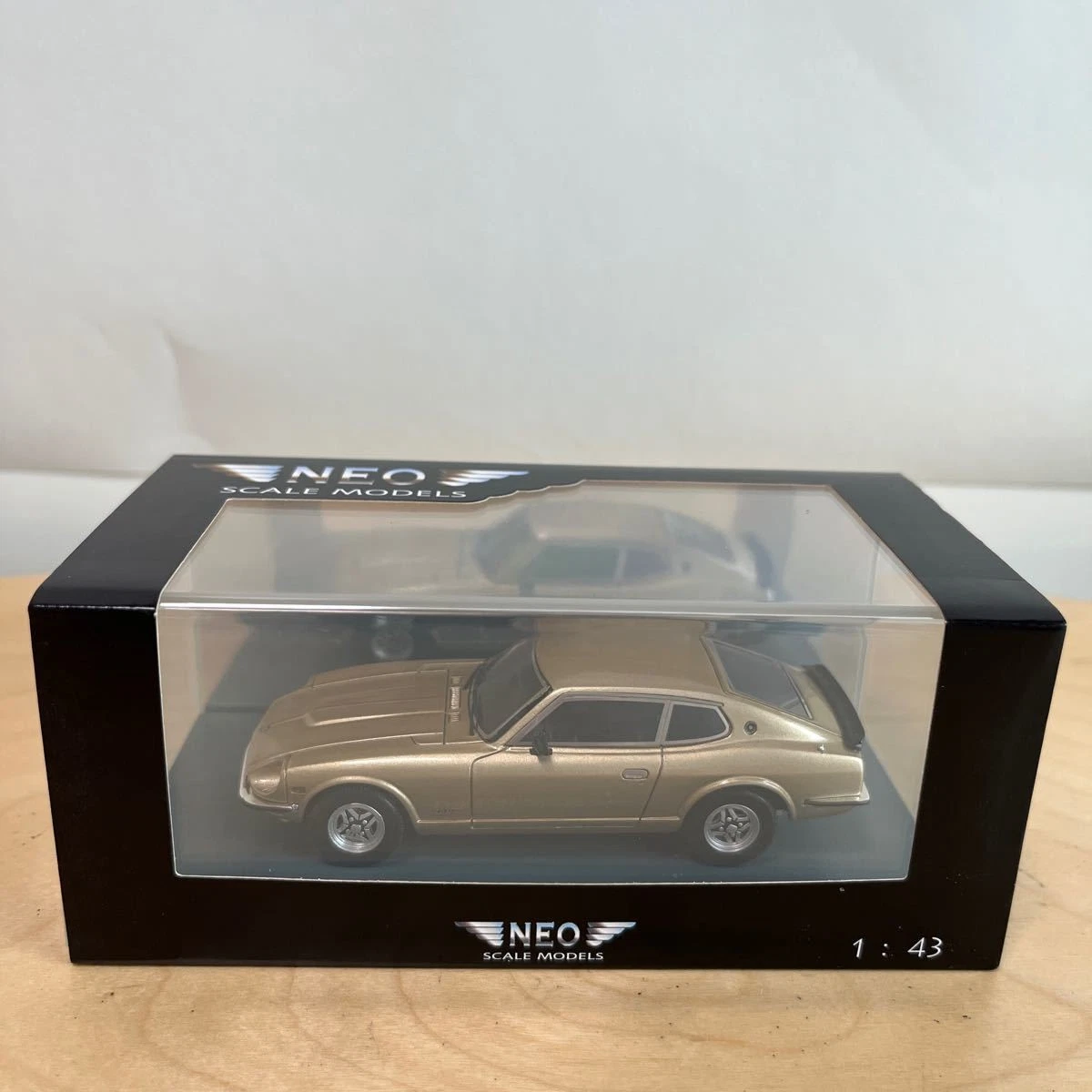 NEO 1/43 Datsun 200L Laurel C230 1977 Bleu – Résine – Modèle Réduit Occasion
