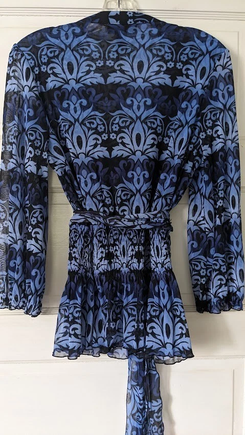 Blusa envolvente INC para mujer TALLA GRANDE cuello en V corbatas periwinkle y estampado negro Foto 3 de 4