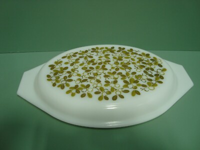 Vintage Pyrex Olive Green ''Verde'' Divided Casserole Lid  # 945 C 28   Lid Only