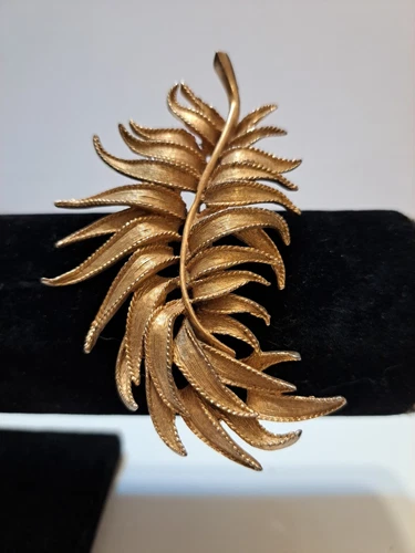 VTG GOLD PLATED BSK FERN LEAF PIN/BROOCH- 1960’s/70’s COSTUME JEWELRY