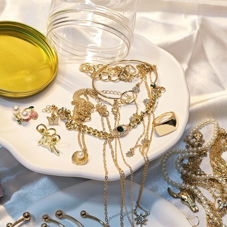 Goldfarbene minimalistische Vintage Schmuckdose und hängende Aromastein Motiv Geschenkbox - Bild 2 von 4