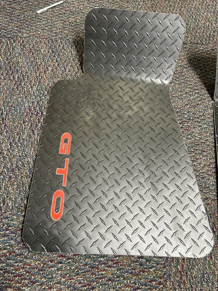 Alfombrillas negras enchapadas con diamante hechas a medida 2005-2006 logotipo Pontiac GTO 6,0 LS2 Foto 4 de 4