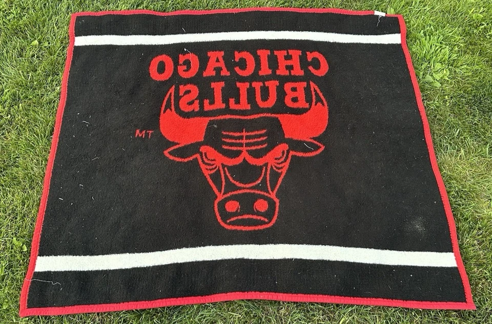 Manta De Colección Chicago Bulls 48x54 Biederlack EE. UU. Roja Negra Logo NBA Difícil de Encontrar Foto 2 de 3