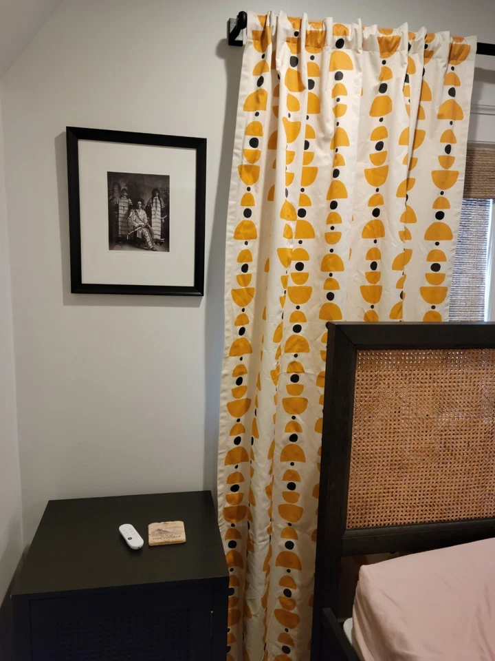 Cortinas oscuras modernas blancas, negras y amarillas para guardería o dormitorio. Foto 2 de 4