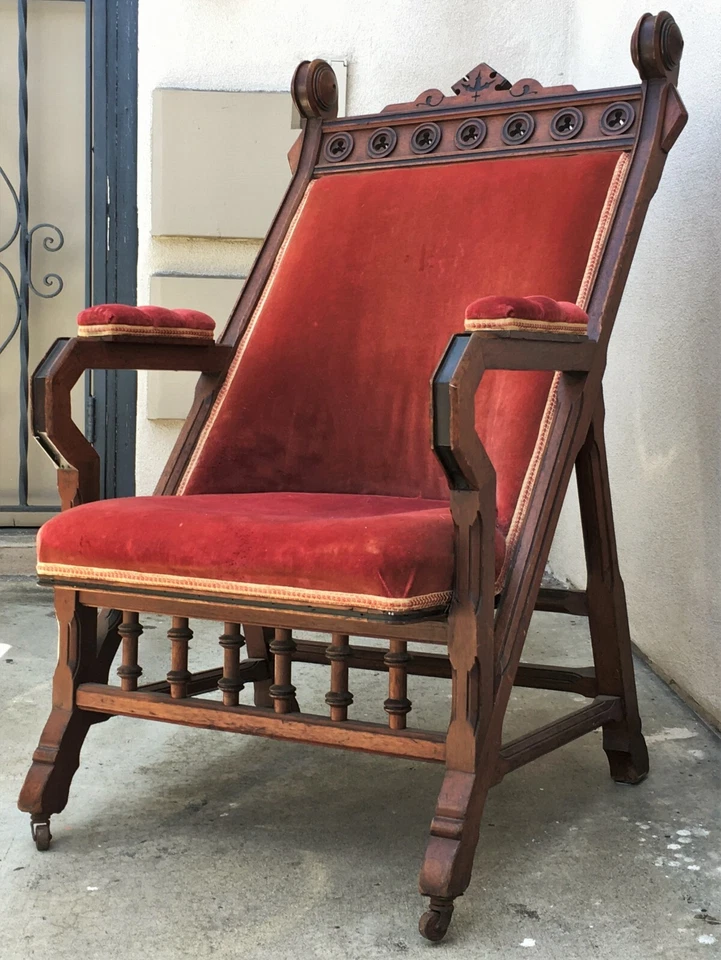 Poltrona American Gothic Revival estofada de veludo vermelho 1840-1860 rara do século XIX - Imagem 2 de 4