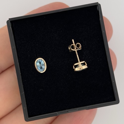 9ct Yellow Gold 1ct Blue Topaz Stud Earrings - Picture 5 of 6
