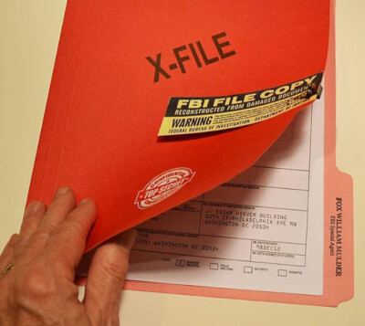 Rare X-FILES DAVID DUCHOVNY Mulder Screen-Used Prop FBI File, COA