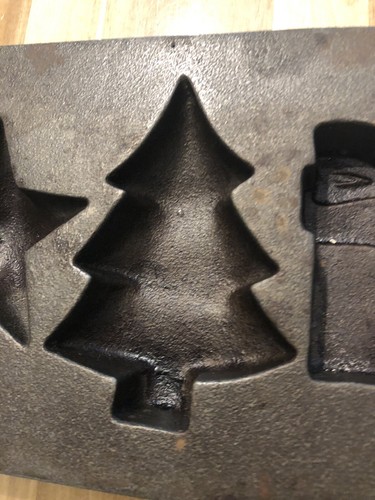 Lodge Cast Iron Christmas Holiday Mold 5H12 5 Sections Santa Star Bell Scones - Picture 3 of 11