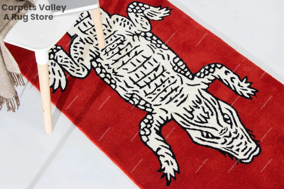 Alfombra de cocodrilo gateador - roja, acolchada a mano de lana hecha a mano para cualquier habitación Foto 3 de 4