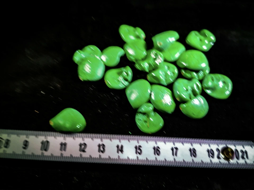 PERLANDO: 22 SPEKTAKULÄRER PERLMUTTSPLITTER NUGGETS - SPINAT GRÜN 20 MM (130/8) - Bild 2 von 4