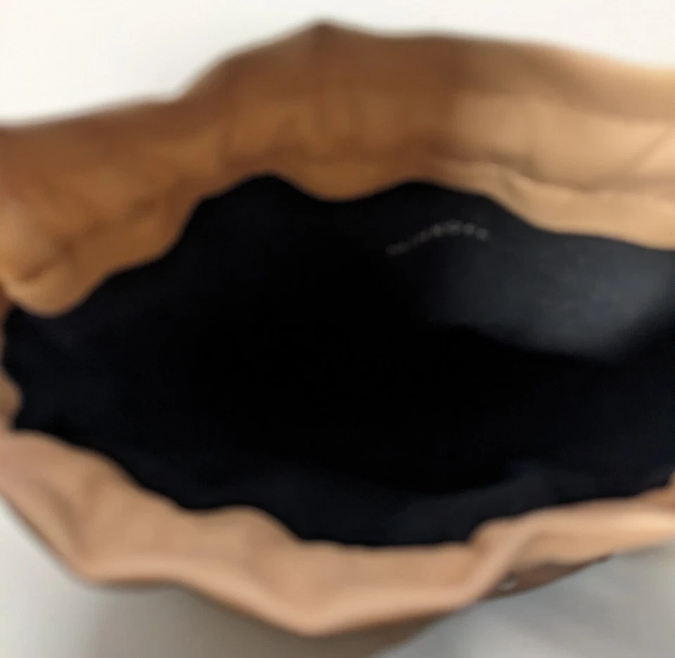 Bolsa de maquiagem Rebecca Minkoff cravejada couro vegano rosa claro cordão - Imagem 4 de 4