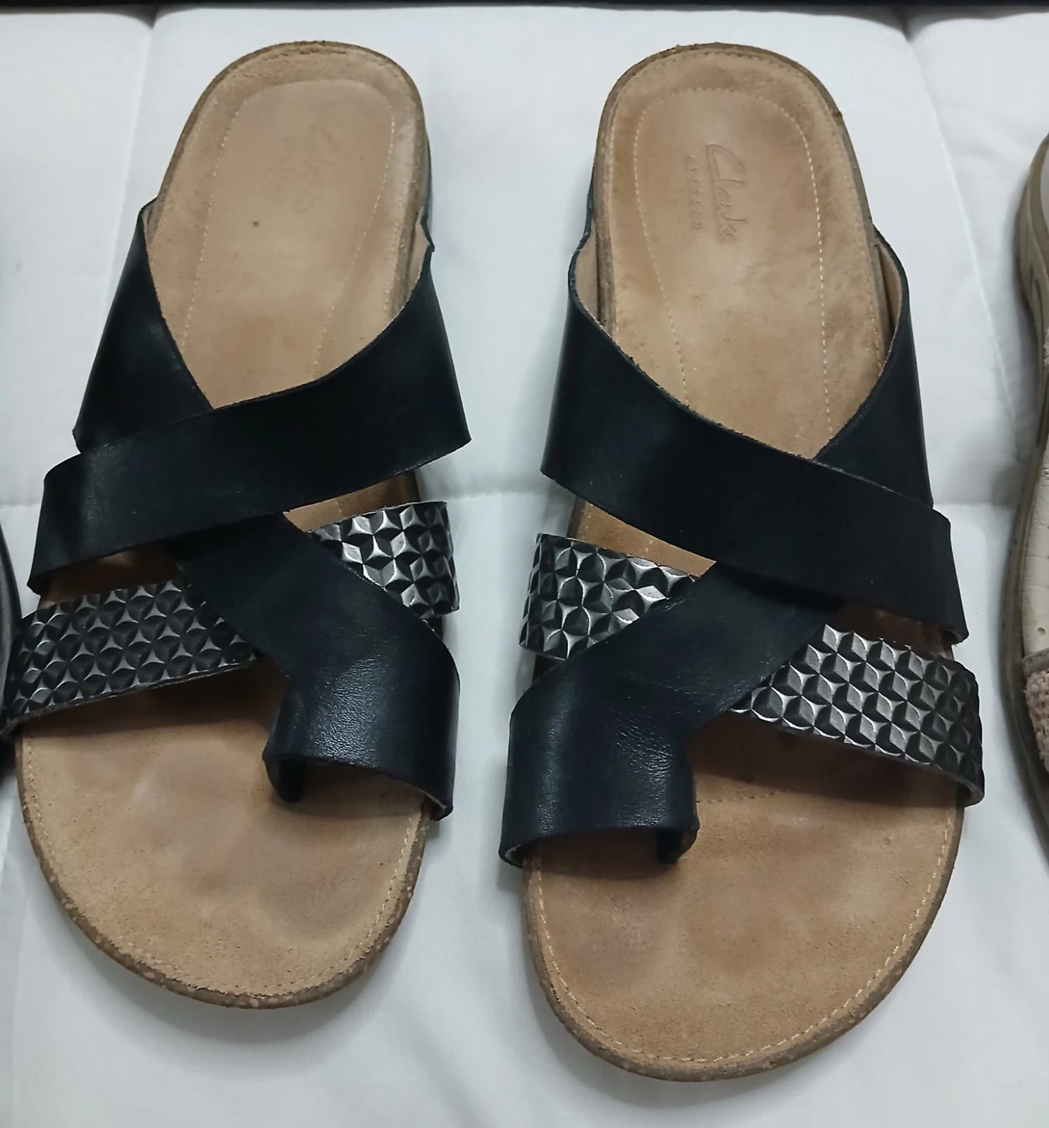 Sandali Clarks TG 10 neri Perri Bay in pelle con infradito punta anello x cinturino usati in ottime condizioni
