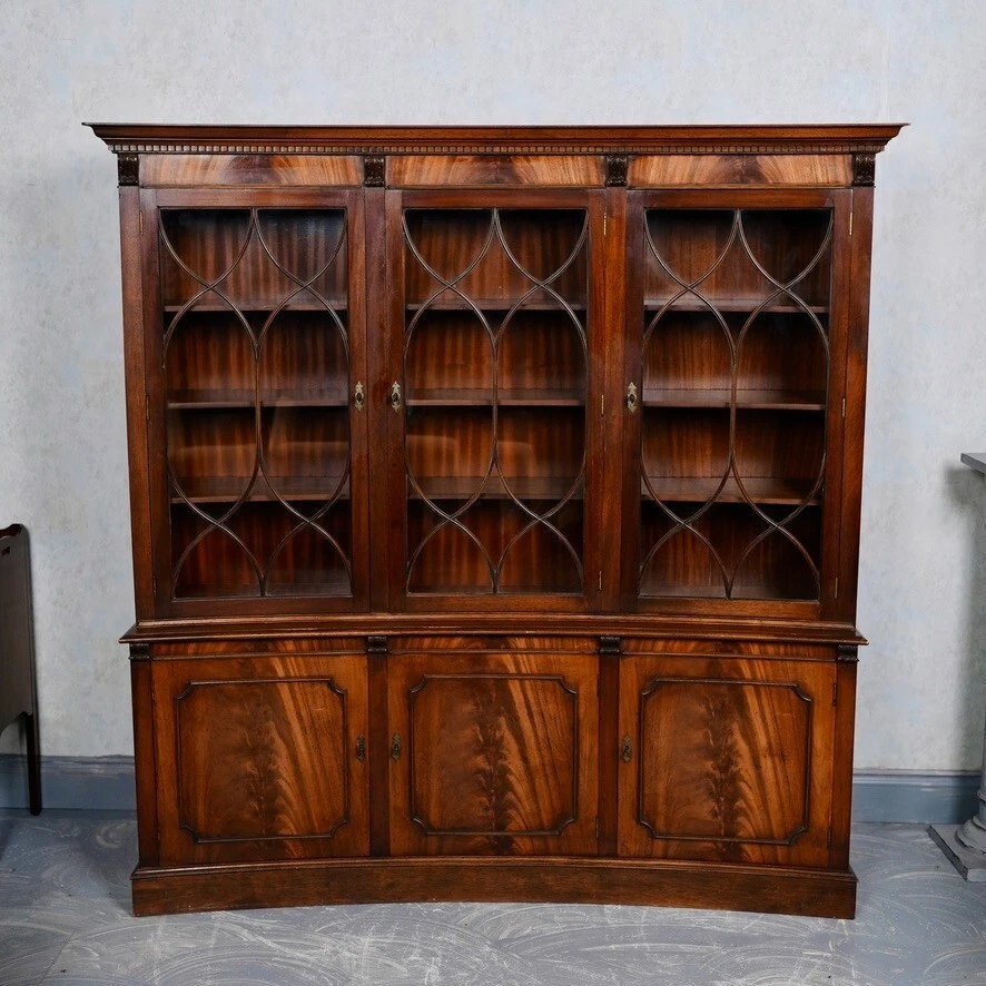 Enclosed display cabinet outlet