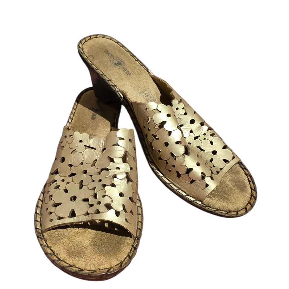 Zapatos de tacón sin cordones de cuero dorado con recorte floral con cabeza de pato talla 8 Foto 4 de 4