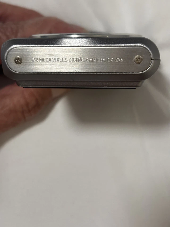 Casio Exilim EX-Z75 with 7.2 Mega Pixels 3x Optical Zoom Compact Digital camera - Image 2 of 4