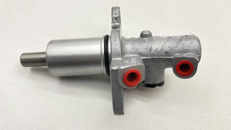 CILINDRO MAESTRO DE FRENO AUDI A6 RS4 RS6 S4 S6 OEM #4B3611021 Foto 4 de 4