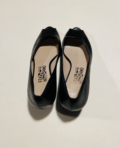 Salvatore Ferragamo Women’s Beautiful Classic Open Toe Slip On Heels Size 8.5B - Picture 3 of 7