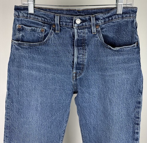 Pantalones de mezclilla recortados LEVIS 501 PARA MUJER 30x26 dobladillo crudo elástico botón mosca cintura alta - Imagen 2 de 17