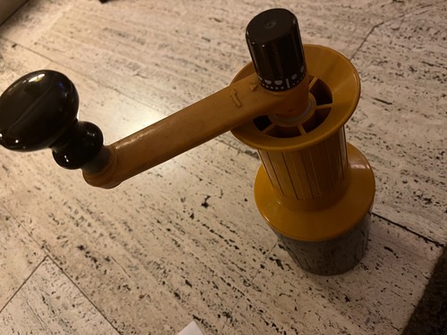 Getreidemühle Schnitzer CH,   Handgetreidemühle,Steinmahlwerk,H35cm,B9,5cm,gelb - Bild 1 von 10